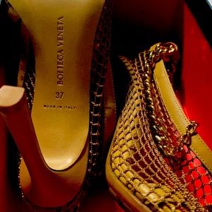 BOTTEGA VENETA Gold Chain-embellished macramé & leather pumps! ✨⛓✨ Made in Italy